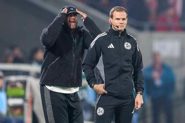 GER, DFB Pokal, 2 Runde, 1 FC Koeln vs FC Bayern Muenchen 29 10 2025, Rheinenergiestadion, , Koeln, GER, DFB Pokal, 2 Runde, 1 FC Koeln vs FC Bayern Muenchen, im Bild Vincent Kompany Trainer Headcoach Bayern Muenchen , gets very upset, gestures, facial expressions, emotions, dissatisfied disappointed dejected, nordphotoxGmbHx xMeuter nph00351