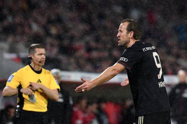 Harry Kane (FC Bayern Muenchen) gestikuliert, gestik waehrend des Spiels der 2. Runde im DFB-Pokal zwischen 1. FC Köln und FC Bayern München im Rhein-Energie-Stadion am 29. October 2025 in Köln, Deutschland. (Foto von Ralf Treese DeFodi Images) +++ Harry Kane (FC Bayern Muenchen) gestures during the DFB-Cup - Second Round match between 1. FC Koeln and FC Bayern München at Rhein-Energie-Stadion on October 29, 2025 in Koeln, Germany. (Photo by Ralf Treese DeFodi Images) DFB DFL REGULATIONS PROHIBIT ANY USE OF PHOTOGRAPHS AS IMAGE SEQUENCES AND OR QUASI-VIDEO. (Photo by Ralf Treese DeFodi Images) Harry Kane FC Bayern Muenchen gestures, gestures during the DFB Cup Second Round match between 1 FC Koeln and FC Bayern München at Rhein Energie Stadion on October 29, 2025 in Koeln, Germany Photo by Ralf Treese DeFodi Images Harry Kane FC Bayern Muenchen gestures during the DFB Cup Second Round match between 1 FC Koeln and FC Bayern München at Rhein Energie Stadion on October 29, 2025 in Koeln, Germany Photo by Ralf Treese DeFodi Images DFB DFL REGULATIONS PROHIBIT ANY USE OF PHOTOGRAPHS AS IMAGE SEQUENCES AND OR QUASI VIDEO Photo by Ralf Treese DeFodi Images
