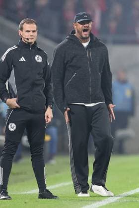 GER, DFB Pokal, 2 Runde, 1 FC Koeln vs FC Bayern Muenchen 29 10 2025, Rheinenergiestadion, , Koeln, GER, DFB Pokal, 2 Runde, 1 FC Koeln vs FC Bayern Muenchen, im Bild Vincent Kompany Trainer Headcoach Bayern Muenchen , gets very upset, gestures, facial expressions, emotions, dissatisfied disappointed dejected, nordphotoxGmbHx xMeuter nph00351