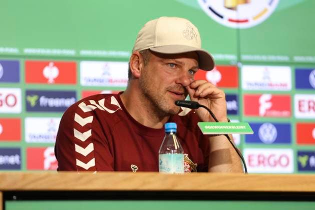 Trainer Lukas Kwasniok (1. FC Koeln) gestikuliert, Gestik waehrend des DFB-Pokal Spiels 1.FC Köln v FC Bayern München, RheinEnergieStadion am 29. October 2025 in Köln, Deutschland. (Foto von Oliver Kaelke DeFodi Images) +++ Trainer Lukas Kwasniok (1. FC Koeln) gestures during the DFB-Pokal match between 1.FC Köln v FC Bayern München at RheinEnergieStadion on October 29, 2025 in Cologne, Germany. (Photo by Oliver Kaelke DeFodi Images) (Photo by Oliver Kaelke DeFodi Images) Coach Lukas Kwasniok 1 FC Koeln gestures, gestures during the DFB Pokal match 1 FC Köln v FC Bayern München, RheinEnergieStadion on October 29, 2025 in Cologne, Germany Photo by Oliver Kaelke DeFodi Images Coach Lukas Kwasniok 1 FC Koeln gestures during the DFB Pokal match between 1 FC Köln v FC Bayern München at RheinEnergieStadion on October 29, 2025 in Cologne, Germany Photo by Oliver Kaelke DeFodi Images Photo by Oliver Kaelke DeFodi Images