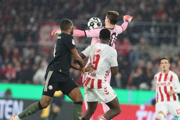 GER, DFB Pokal, 2 Runde, 1 FC Koeln vs FC Bayern Muenchen 29 10 2025, Rheinenergiestadion, , Koeln, GER, DFB Pokal, 2 Runde, 1 FC Koeln vs FC Bayern Muenchen, in the picture Jonas Urbig goalkeeper Bayern Muenchen 40 , just manages to fend off the ball with his chest nordphotoxGmbHx xMeuter nph00351