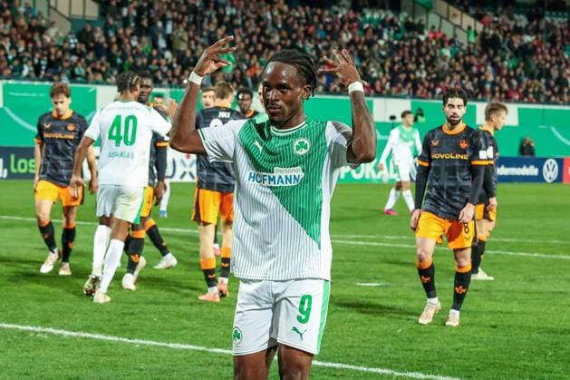Noel Futkeu 9 Spvgg Greuther Fuerth cheers on the Fuerth fans during the match, SpVgg Greuther Fuerth vs 1 FC Kaiserslautern, Football, Men, DFL, DFB Pokal, Season 2025 2026, Sportpark Ronhof Thomas Sommer, Second round, 29 10 2025 Fuerth Bayern Germany Copyright: xkolbert-press MartinxAgüerax