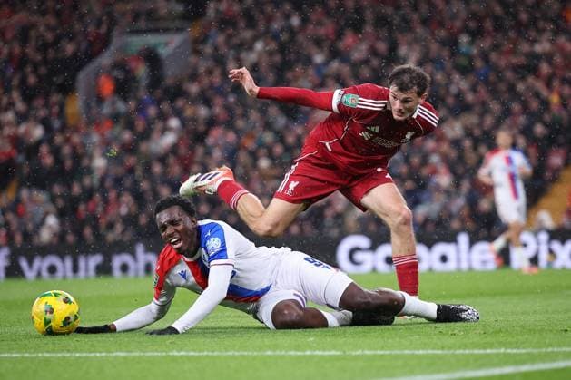 Liverpool gegen Crystal Palace 29. Oktober 2025, Liverpool Carabao Cup Vierte Runde Fußball Liverpool gegen Crystal Palace Eddie Nketiah von Crystal Palace wird von Calvin Ramsay von Liverpool angegriffen Foto von Daniel Chesterton Liverpool UK  Copyright: xDanielxChestertonxOffside