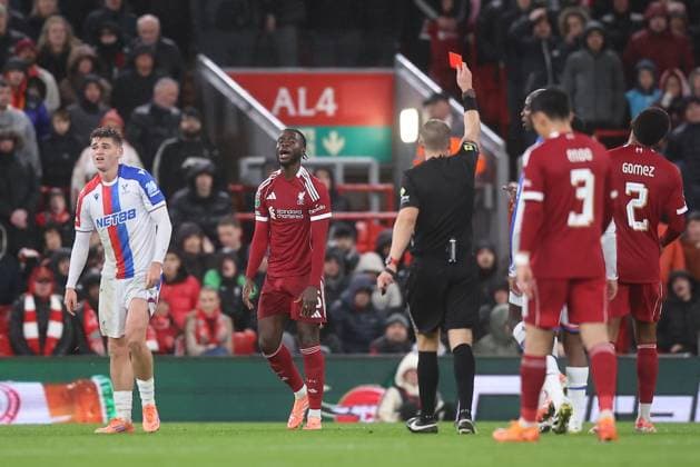 Liverpool gegen Crystal Palace 29. Oktober 2025, Liverpool Carabao Cup Vierte Runde Fußball Liverpool gegen Crystal Palace Amara Nallo von Liverpool reagiert, als er von Schiedsrichter Craig Pawson die rote Karte gezeigt bekommt und des Feldes verwiesen wird Foto von Daniel Chesterton Liverpool UK  Copyright: xDanielxChestertonxOffside