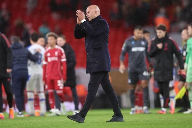 Liverpool gegen Crystal Palace 29. Oktober 2025, Liverpool Carabao Cup Vierte Runde Fußball Liverpool gegen Crystal Palace Liverpools Manager Arne Slot applaudiert den heimischen Fans nach dem Spiel Foto von Daniel Chesterton Liverpool UK  Copyright: xDanielxChestertonxOffside
