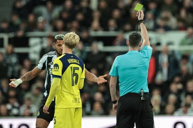 Carabao Cup Last 16 Newcastle United v Tottenham Hotspur Referee Christopher Kavanagh gives a yellow card to Joelinton of Newcastle Untied during the Carabao Cup Last 16 Newcastle United vs Tottenham Hotspur at St. James s Park, Newcastle, United Kingdom, 29th October 2025 (Photo by Mark Cosgrove News Images) Newcastle St. James s Park Tyne and Wear United Kingdom Copyright: xMarkxCosgrove NewsxImagesx