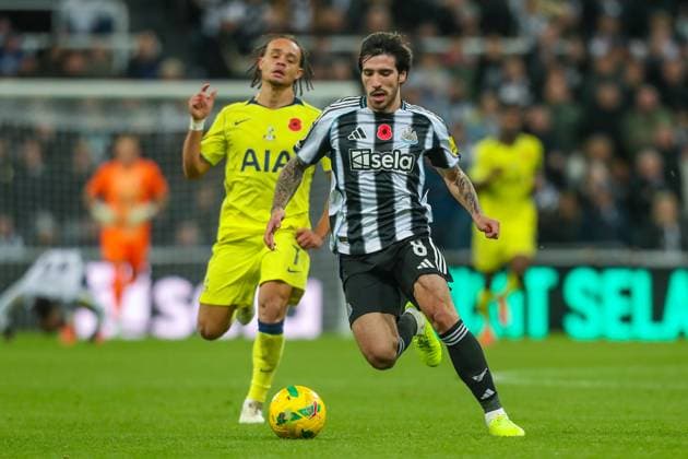 Newcastle United v Tottenham Hotspur, Carabao Cup Sandro Tonali Of Newcastle United in action during the Newcastle United v Tottenham Hotspur Carabao Cup Round of 16 match at St. James Park, Newcastle Upon Tyne, England on 29 October 2025 Credit: Lee Keuneke Every Second Media Editorial use only. All images are copyright Every Second Media Limited. No images may be reproduced without prior permission. All rights reserved. Premier League and Football League images are subject to licensing agreements with Football DataCo Limited. see https: www.football-dataco.com Copyright: xIMAGO EveryxSecondxMediax ESM-1647-0079 LeexKeunekex xEveryxSecondxMediax