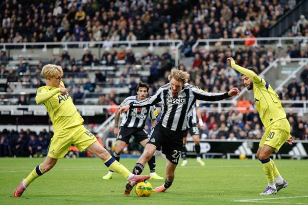 29th October 2025; St James Park, Newcastle, England; EFL Carabao Cup Football, Newcastle United versus Tottenham Hotspur; Nick Woltemade of Newcastle United under pressure from Lucas Bergvall and Rodrigo Bentancur of Tottenham Hotspur  CraigxCowan