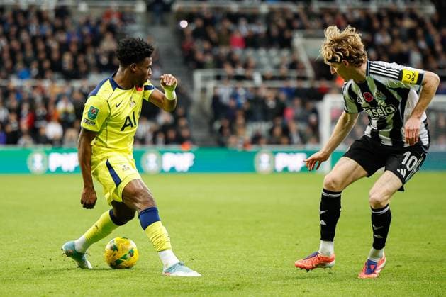 29th October 2025; St James Park, Newcastle, England; EFL Carabao Cup Football, Newcastle United versus Tottenham Hotspur; Mohammed Kudus of Tottenham Hotspur runs at Anthony Gordon of Newcastle United  CraigxCowan