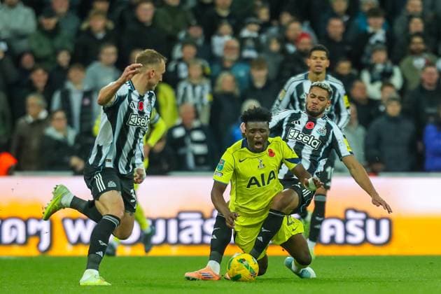 Newcastle United v Tottenham Hotspur, Carabao Cup Joelinton Of Newcastle United slide tackles Mohammed Kudus Of Tottenham Hotspur during the Newcastle United v Tottenham Hotspur Carabao Cup Round of 16 match at St. James Park, Newcastle Upon Tyne, England on 29 October 2025 Credit: Lee Keuneke Every Second Media Editorial use only. All images are copyright Every Second Media Limited. No images may be reproduced without prior permission. All rights reserved. Premier League and Football League images are subject to licensing agreements with Football DataCo Limited. see https: www.football-dataco.com Copyright: xIMAGO EveryxSecondxMediax ESM-1647-0093 LeexKeunekex xEveryxSecondxMediax