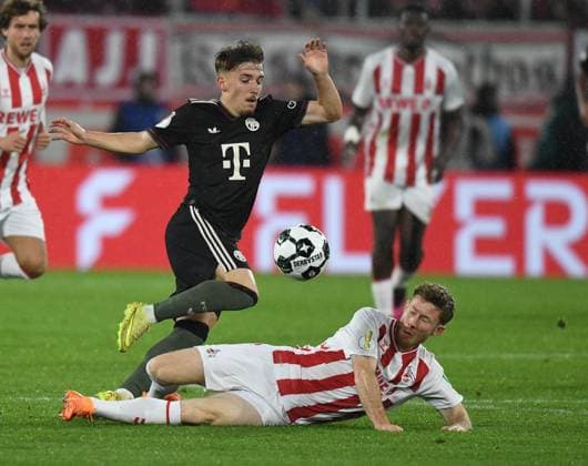 29 10 2025, xophax, Fußball, DFB Pokal , 2 Runde Saison 2025 2026 Köln , Cologne , 1 FC Köln Rhein Energie Stadion 1 FC Köln gegen Bayer München Lennart Karl , links Bayern München und Florian Kainz, rechts 1 FC Köln DFL DFB REGULATIONS PROHIBIT ANY USE OF PHOTOGRAPHS as IMAGE SEQUENCES and or QUASI VIDEO Köln
