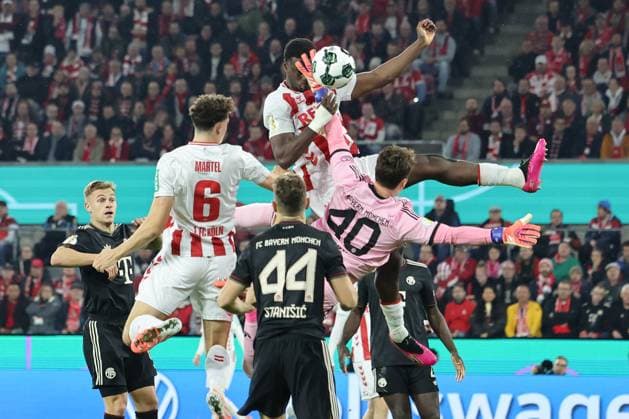GER, DFB Pokal, 2 Runde, 1 FC Koeln vs FC Bayern Muenchen 29 10 2025, Rheinenergiestadion, , Koeln, GER, DFB Pokal, 2 Runde, 1 FC Koeln vs FC Bayern Muenchen, in the picture Ragnar Ache FC Koeln 9 , tries to head the ball into the Bayern goal but Jonas Urbig goalkeeper Bayern Muenchen 40 , has his fingers in between nordphotoxGmbHx xMeuter nph00351