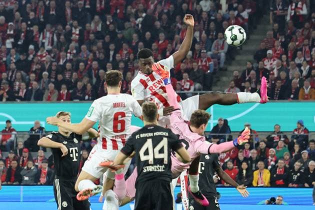 GER, DFB Pokal, 2 Runde, 1 FC Koeln vs FC Bayern Muenchen 29 10 2025, Rheinenergiestadion, , Koeln, GER, DFB Pokal, 2 Runde, 1 FC Koeln vs FC Bayern Muenchen, in the picture Ragnar Ache FC Koeln 9 , tries to head the ball into the Bayern goal but Jonas Urbig goalkeeper Bayern Muenchen 40 , has his fingers in between nordphotoxGmbHx xMeuter nph00351