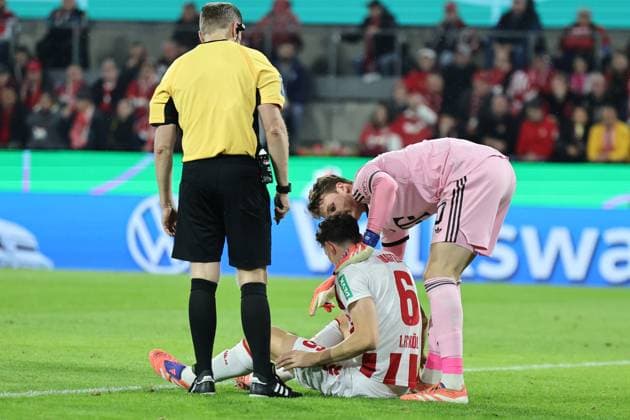 GER, DFB Pokal, 2 Runde, 1 FC Koeln vs FC Bayern Muenchen 29 10 2025, Rheinenergiestadion, , Koeln, GER, DFB Pokal, 2 Runde, 1 FC Koeln vs FC Bayern Muenchen, im Bild Jonas Urbig Torwart Bayern Muenchen 40 , kümert sich um Eric Martel FC Koeln 6 , der verletzt am Boden liegt nordphotoxGmbHx xMeuter nph00351
