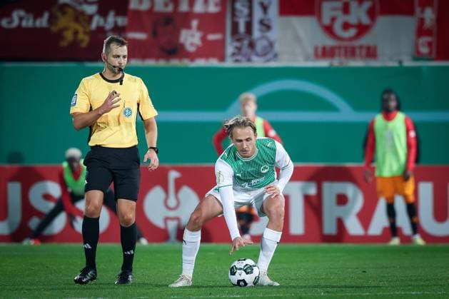 Mathias Olesen 8 Spvgg Greuther Fuerth tries to take a free kick quickly, offside Referee Referee Marc Philip Engermann, SpVgg Greuther Fuerth vs 1 FC Kaiserslautern, Football, Men, DFL, DFB Pokal, Season 2025 2026, Sportpark Ronhof Thomas Sommer, Second Round, 29 10 2025 Fuerth Bayern Germany Copyright: xkolbert-press MartinxAgüerax