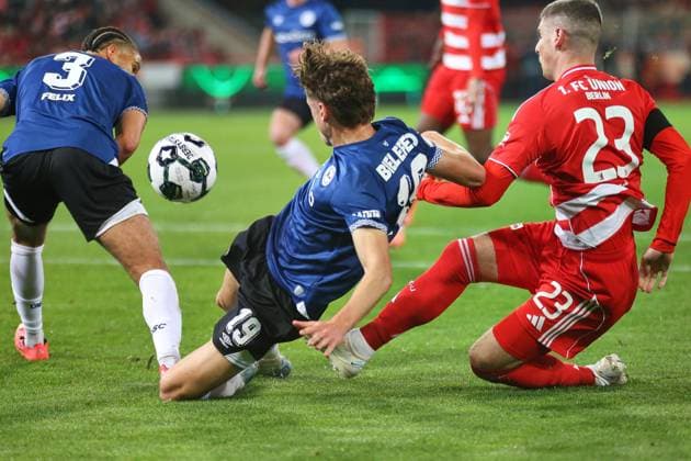 Berlin, Germany, 29 10 2025 Stadion Alte Försterei DFB Pokal 2025 2026 Union Berlin Arminia Bielefeld L R Joel Felix 3, Arminia Bielefeld , Maximilian Großer 19, Arminia Bielefeld , Andrej Ilic 23, Union Berlin Copyright: xdtsxNachrichtenagenturx dts_91143