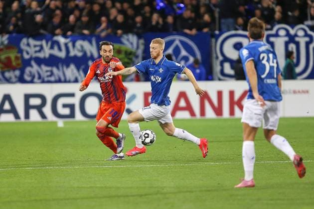Darmstadt, Hesse, Germany, 29 10 2025 Merck Stadion am Böllenfalltor DFB Pokal 2025 2026 Darmstadt 98 Schalke 04 L R Kenan Karaman 19, FC Schalke 04 , Kai Klefisch 17, SV Darmstadt 98 , Killian Corredor 34, SV Darmstadt 98 Copyright: xdtsxNachrichtenagenturx dts_91152