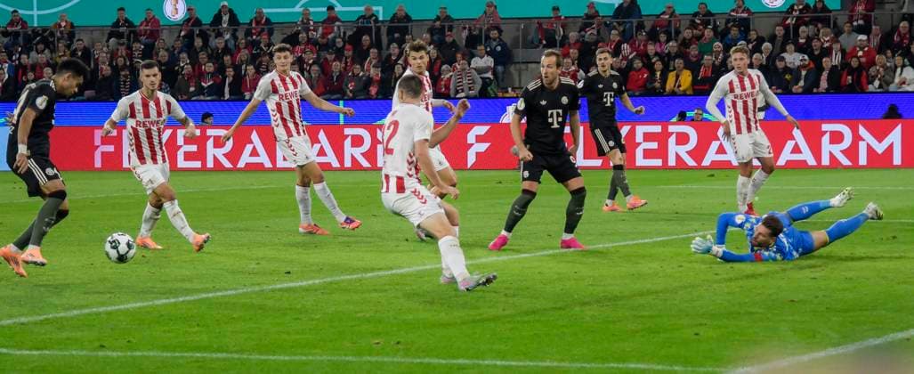 Luis Diaz Muenchen 14 scores the goal to 1 1 29 10 2025 Soccer 1 FC Koeln vs FC Bayern Muenchen, Rheinenergiestadion, Koeln, DFB DFL REGULATIONS PROHIBIT ANY USE OF PHOTOGRAPHS AS IMAGE SEQUENCES AND OR QUASI VIDEO Copyright: xpepphotox xHorstxMauelshagenx pep00321, pep_20251029_hm_185102