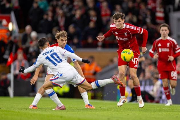 Football - Football League Cup - 4th Round - Liverpool FC v Crystal Palace FC LIVERPOOL, ENGLAND - Wednesday, October 29, 2025: Liverpool s Calvin Ramsay challis challenged by Crystal Palace s Yeremy Pino during the Football League Cup 4th Round match between Liverpool FC and Crystal Palace FC at Anfield. (Photo by David Rawcliffe Propaganda) LIVERPOOL Anfield MERSEYSIDE ENGLAND  Copyright: xDavidxRawcliffex P2025-10-29-Liverpool_Palace-45