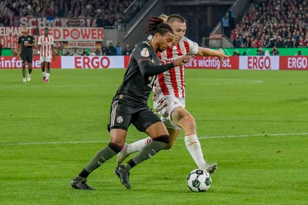 from left in duel Michael Olise Muenchen 17 Kristoffer Lund Koeln 32 29 10 2025 Soccer 1 FC Koeln vs FC Bayern Muenchen, Rheinenergiestadion, Koeln, DFB DFL REGULATIONS PROHIBIT ANY USE OF PHOTOGRAPHS AS IMAGE SEQUENCES AND OR QUASI VIDEO Copyright: xpepphotox xHorstxMauelshagenx pep00321, pep_20251029_hm_185062