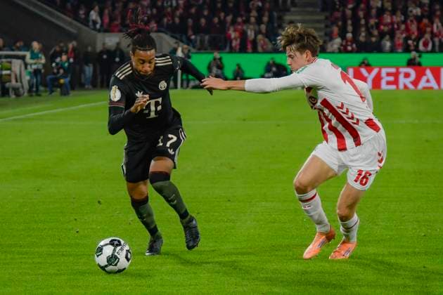 from left in duel Michael Olise Muenchen 17 Jakub Kaminski Koeln 16 29 10 2025 Soccer 1 FC Koeln vs FC Bayern Muenchen, Rheinenergiestadion, Koeln, DFB DFL REGULATIONS PROHIBIT ANY USE OF PHOTOGRAPHS AS IMAGE SEQUENCES AND OR QUASI VIDEO Copyright: xpepphotox xHorstxMauelshagenx pep00321, pep_20251029_hm_185015