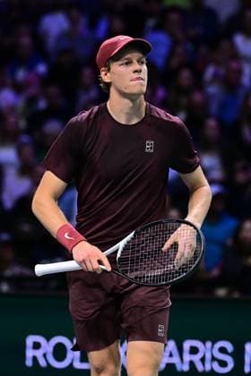 TENNIS : Rolex Paris Masters - Paris - 29 10 2025 correction iptc - Attitude of Jannik Sinner ( Italy ) during the Rolex Paris Masters at Paris La Defense Arena on October 29, 2025 in Nanterre, France. (Photo by Federico Pestellini PSNewz ) ParisFrance  Copyright: xFedericoxPestellinix