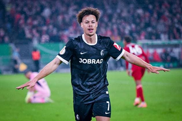 Germany Soccer DFB Cup 2025 26, 2nd round Fortuna Düsseldorf vs SC Freiburg Merkur Spiel Arena Düsseldorf Goal and goal celebration to 3 1 by Derry Scherhant SC Freiburg, 07 Joy, emotions, jubilation Copyright: xMarkusxVerwimpx