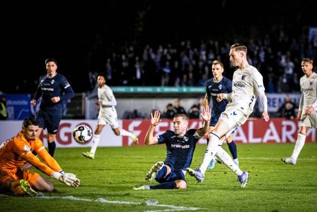 Soccer, Season 2025 2026, DFB Cup, Vöhlinstadion Illertissen, 2 Round, FV Illertissen 1 FC Magdeburg, 29 10 2025 29 10 2025, Soccer, Season 2025 2026, DFB Cup, Vöhlinstadion Illertissen, 2 Round, FV Illertissen 1 FC Magdeburg, Parade 34 Malwin Zok FV Illertissen ,2 Max Zeller FV Illertissen , Goal kick 9 Maximilian Breunig 1 FC Magdeburg Photo Lucca Fundel Illertissen Vöhlinstadion Bayern Germany