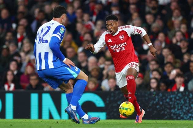 Myles Lewis-Skelly of Arsenal takes on Diego Coppola of Brighton & Hove Albion Arsenal v Brighton and Hove Albion, EFL Carabao Cup, Fourth Round, Football, Emirates Stadium, London, UK - 29 Oct 2025London Emirates Stadium United Kingdom EDITORIAL USE ONLY No use with unauthorised audio, video, data, fixture lists, club league logos or live services. Online in-match use limited to 120 images, no video emulation. No use in betting, games or single club league player publications. Copyright: xSimonxDael Shutterstockx 15627827ct