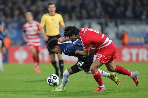 Union Berlin vs Arminia Bielefeld, 29 10 2025 BERLIN, GERMANY OCTOBER 29 Monju Momuluh Arminia Bielefeld, 14 controls the ball against Diogo Leite 1 FC Union Berlin, 4 , during the DFB Cup DFB Pokal match round 2 between Union Berlin vs Arminia Bielefeld at Stadion an der alten Försterei on October 29, 2025 in Berlin, Germany DFL REGULATIONS PROHIBIT ANY USE OF PHOTOGRAPHS AS IMAGE SEQUENCES AND OR QUASI VIDEO Copyright: xBEAUTIFULxSPORTS Frankex