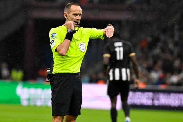 FOOTBALL : Olympique de Marseille VS Angers SCO - Ligue 1 McDonald s - 29 10 2025 Referee Thomas LÃ onard during the Ligue 1 McDonald™s match between Olympique de Marseille and SCO Angers on October 29, 2025 at the Orange Velodrome Stadium in Marseille. MarseilleFrance  Copyright: xWilliamxCannarellax