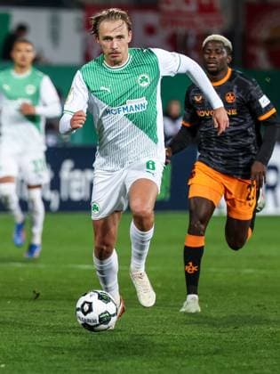 Mathias Olesen 8 Spvgg Greuther Fuerth in action, SpVgg Greuther Fuerth vs 1 FC Kaiserslautern, Football, Men, DFL, DFB Pokal, Season 2025 2026, Sportpark Ronhof Thomas Sommer, Second round, 29 10 2025 Fuerth Bayern Germany Copyright: xkolbert-press MartinxAgüerax