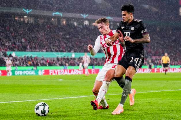 COLOGNE, GERMANY - OCTOBER 29: Denis Huseinbasic of 1.FC Koln and Luis Diaz of Bayern Munchen battle for the ball during the DFB Cup match between 1. FC Koln and FC Bayern Munchen at RheinEnergieStadion on October 29, 2025 in Cologne, Germany. (Photo by Rene Nijhuis) SPO  Copyright: xRenexNijhuis