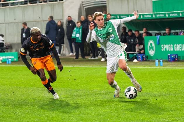 Afeez Aremu 23 1 FC Kaiserslautern in duel with Marco John 24 Spvgg Greuther Fuerth , SpVgg Greuther Fuerth vs 1 FC Kaiserslautern, Football, Men, DFL, DFB Pokal, Season 2025 2026, Sportpark Ronhof Thomas Sommer, Second Round, 29 10 2025 Fuerth Bayern Germany Copyright: xkolbert-press MartinxAgüerax