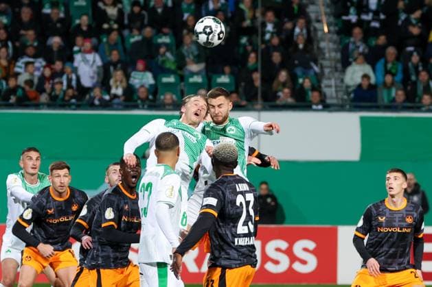 Mathias Olesen 8 Spvgg Greuther Fuerth and Felix Higl 18 Spvgg Greuther Fuerth both try to get a header on the Lauterer goal, SpVgg Greuther Fuerth vs 1 FC Kaiserslautern, Football, Men, DFL, DFB Pokal, Season 2025 2026, Sportpark Ronhof Thomas Sommer, Second Round, 29 10 2025 Fuerth Bayern Germany Copyright: xkolbert-press MartinxAgüerax