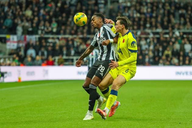 Newcastle United v Tottenham Hotspur, Carabao Cup Joe Willock Of Newcastle United battles with Joao Palhinha Of Tottenham Hotspur during the Newcastle United v Tottenham Hotspur Carabao Cup Round of 16 match at St. James Park, Newcastle Upon Tyne, England on 29 October 2025 Credit: Lee Keuneke Every Second Media Editorial use only. All images are copyright Every Second Media Limited. No images may be reproduced without prior permission. All rights reserved. Premier League and Football League images are subject to licensing agreements with Football DataCo Limited. see https: www.football-dataco.com Copyright: xIMAGO EveryxSecondxMediax ESM-1647-0135 LeexKeunekex xEveryxSecondxMediax