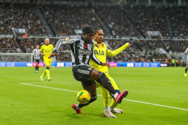 Newcastle United v Tottenham Hotspur, Carabao Cup Anthony Elanga Of Newcastle United battles with Djed Spence Of Tottenham Hotspur during the Newcastle United v Tottenham Hotspur Carabao Cup Round of 16 match at St. James Park, Newcastle Upon Tyne, England on 29 October 2025 Credit: Lee Keuneke Every Second Media Editorial use only. All images are copyright Every Second Media Limited. No images may be reproduced without prior permission. All rights reserved. Premier League and Football League images are subject to licensing agreements with Football DataCo Limited. see https: www.football-dataco.com Copyright: xIMAGO EveryxSecondxMediax ESM-1647-0139 LeexKeunekex xEveryxSecondxMediax
