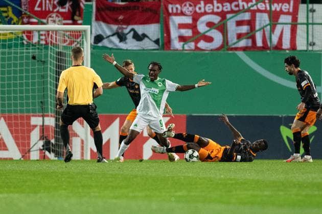 -SpVgg Greuther Fürth vs. 1. FC Kaiserslautern, Sportpark Ronhof Football, German Cup -SpVgg Greuther Fürth vs. 1. FC Kaiserslautern 29 Oct 2025 Sportpark Ronhof, Fürth, Germany Image: Noel Futkeu (SpVgg Greuther Fürth) upset after being foules. DFL REGULATIONS PROHIBIT ANY USE OF PHOTOGRAPHS AS IMAGE SEQUENCES AND OR QUASI-VIDEO Fürth Sportpark Ronhof Bayern Germany Copyright: xPresseFotoxEvansx