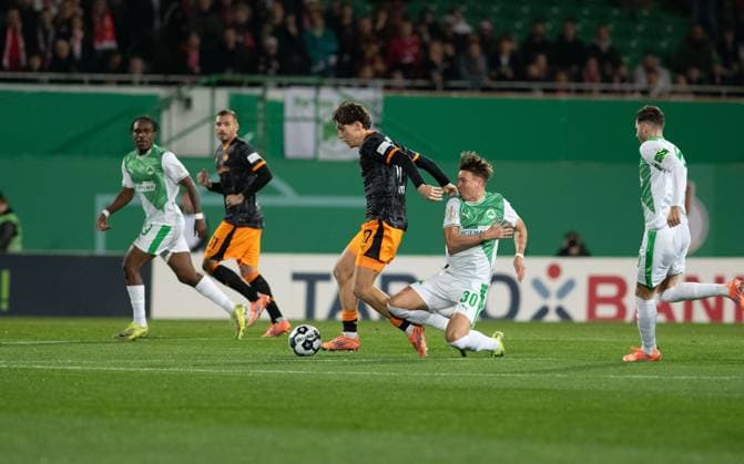 -SpVgg Greuther Fürth vs. 1. FC Kaiserslautern, Sportpark Ronhof Football, German Cup -SpVgg Greuther Fürth vs. 1. FC Kaiserslautern 29 Oct 2025 Sportpark Ronhof, Fürth, Germany Image: (fLTR) Leon Robinson (1. FC Kaiserslautern), Felix Klaus (SpVgg Greuther Fürth) DFL REGULATIONS PROHIBIT ANY USE OF PHOTOGRAPHS AS IMAGE SEQUENCES AND OR QUASI-VIDEO Fürth Sportpark Ronhof Bayern Germany Copyright: xPresseFotoxEvansx