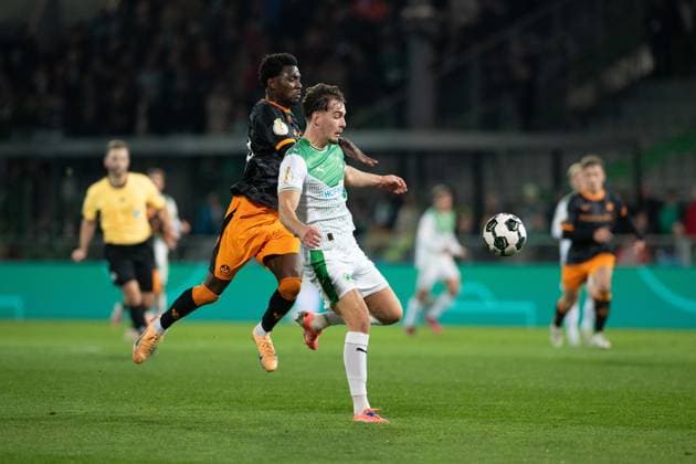 -SpVgg Greuther Fürth vs. 1. FC Kaiserslautern, Sportpark Ronhof Football, German Cup -SpVgg Greuther Fürth vs. 1. FC Kaiserslautern 29 Oct 2025 Sportpark Ronhof, Fürth, Germany Image: (fLTR) Faride Alidou (1. FC Kaiserslautern), Reno Münz (SpVgg Greuther Fürth) DFL REGULATIONS PROHIBIT ANY USE OF PHOTOGRAPHS AS IMAGE SEQUENCES AND OR QUASI-VIDEO Fürth Sportpark Ronhof Bayern Germany Copyright: xPresseFotoxEvansx