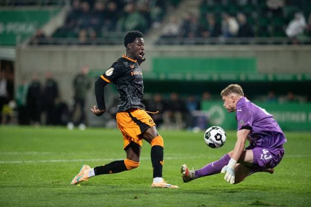 -SpVgg Greuther Fürth vs. 1. FC Kaiserslautern, Sportpark Ronhof Football, German Cup -SpVgg Greuther Fürth vs. 1. FC Kaiserslautern 29 Oct 2025 Sportpark Ronhof, Fürth, Germany Image: (fLTR) Faride Alidou (1. FC Kaiserslautern), GK Silas Prüfrock (SpVgg Greuther Fürth) DFL REGULATIONS PROHIBIT ANY USE OF PHOTOGRAPHS AS IMAGE SEQUENCES AND OR QUASI-VIDEO Fürth Sportpark Ronhof Bayern Germany Copyright: xPresseFotoxEvansx