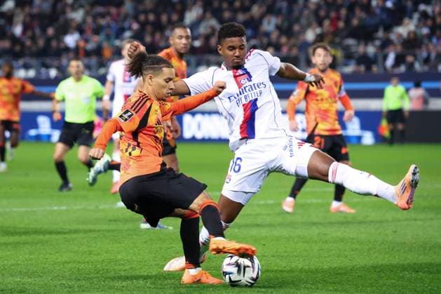FOOTBALL : Paris FC Vs Olympique Lyonnais - Ligue 1 - 29 10 2025 Ilan Kebbal (Paris FC) Vs Vinicius Abner (Olympique Lyonnais) ParisFrance  Copyright: xMichaelxBaucherx
