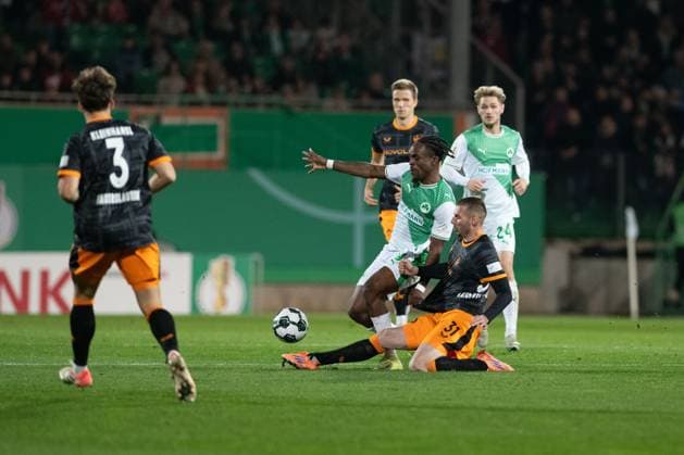 -SpVgg Greuther Fürth vs. 1. FC Kaiserslautern, Sportpark Ronhof Football, German Cup -SpVgg Greuther Fürth vs. 1. FC Kaiserslautern 29 Oct 2025 Sportpark Ronhof, Fürth, Germany Image: (fLTR) Noel Futkeu (SpVgg Greuther Fürth), Luca Sirch (1. FC Kaiserslautern) DFL REGULATIONS PROHIBIT ANY USE OF PHOTOGRAPHS AS IMAGE SEQUENCES AND OR QUASI-VIDEO Fürth Sportpark Ronhof Bayern Germany Copyright: xPresseFotoxEvansx
