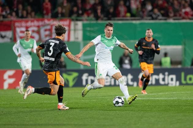 -SpVgg Greuther Fürth vs. 1. FC Kaiserslautern, Sportpark Ronhof Football, German Cup -SpVgg Greuther Fürth vs. 1. FC Kaiserslautern 29 Oct 2025 Sportpark Ronhof, Fürth, Germany Image: (fLTR) Florian Kleinhansl (1. FC Kaiserslautern), Felix Klaus (SpVgg Greuther Fürth) DFL REGULATIONS PROHIBIT ANY USE OF PHOTOGRAPHS AS IMAGE SEQUENCES AND OR QUASI-VIDEO Fürth Sportpark Ronhof Bayern Germany Copyright: xPresseFotoxEvansx
