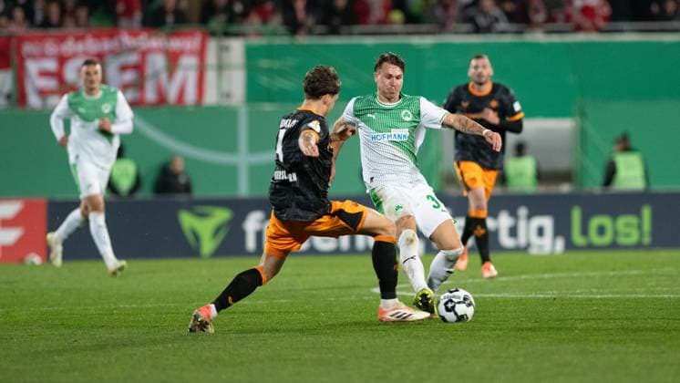 -SpVgg Greuther Fürth vs. 1. FC Kaiserslautern, Sportpark Ronhof Football, German Cup -SpVgg Greuther Fürth vs. 1. FC Kaiserslautern 29 Oct 2025 Sportpark Ronhof, Fürth, Germany Image: (fLTR) Florian Kleinhansl (1. FC Kaiserslautern), Felix Klaus (SpVgg Greuther Fürth) DFL REGULATIONS PROHIBIT ANY USE OF PHOTOGRAPHS AS IMAGE SEQUENCES AND OR QUASI-VIDEO Fürth Sportpark Ronhof Bayern Germany Copyright: xPresseFotoxEvansx