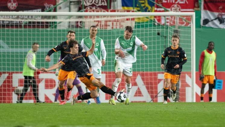 -SpVgg Greuther Fürth vs. 1. FC Kaiserslautern, Sportpark Ronhof Football, German Cup -SpVgg Greuther Fürth vs. 1. FC Kaiserslautern 29 Oct 2025 Sportpark Ronhof, Fürth, Germany Image: (fLTR) Florian Kleinhansl (1. FC Kaiserslautern) with a sliding tackle on Felix Klaus (SpVgg Greuther Fürth). DFL REGULATIONS PROHIBIT ANY USE OF PHOTOGRAPHS AS IMAGE SEQUENCES AND OR QUASI-VIDEO Fürth Sportpark Ronhof Bayern Germany Copyright: xPresseFotoxEvansx