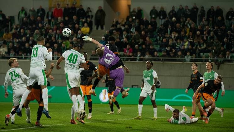 -SpVgg Greuther Fürth vs. 1. FC Kaiserslautern, Sportpark Ronhof Football, German Cup -SpVgg Greuther Fürth vs. 1. FC Kaiserslautern 29 Oct 2025 Sportpark Ronhof, Fürth, Germany Image: GK Silas Prüfrock (SpVgg Greuther Fürth) punching out a crossed ball. DFL REGULATIONS PROHIBIT ANY USE OF PHOTOGRAPHS AS IMAGE SEQUENCES AND OR QUASI-VIDEO Fürth Sportpark Ronhof Bayern Germany Copyright: xPresseFotoxEvansx