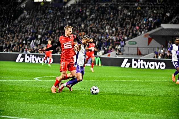 FOOTBALL : Toulouse vs Rennes - 10eme Journee de Ligue 1 McDonald S - Toulouse - 29 10 2025 Action du penalty refuse par Clement Turpin Valentin Rongier (sr) vs Frank Magri (tfc) Toulouse  Copyright: xThierryxBretonx