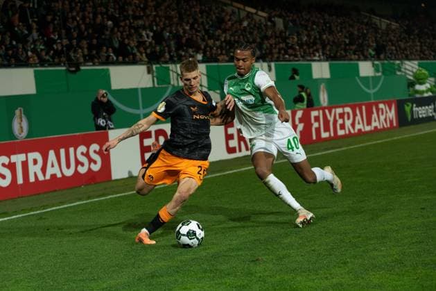 -SpVgg Greuther Fürth vs. 1. FC Kaiserslautern, Sportpark Ronhof Football, German Cup -SpVgg Greuther Fürth vs. 1. FC Kaiserslautern 29 Oct 2025 Sportpark Ronhof, Fürth, Germany Image: (fLTR) Paul Joly (1. FC Kaiserslautern), David Abrangao (SpVgg Greuther Fürth) DFL REGULATIONS PROHIBIT ANY USE OF PHOTOGRAPHS AS IMAGE SEQUENCES AND OR QUASI-VIDEO Fürth Sportpark Ronhof Bayern Germany Copyright: xPresseFotoxEvansx