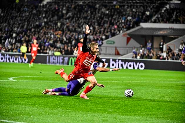 FOOTBALL : Toulouse vs Rennes - 10eme Journee de Ligue 1 McDonald S - Toulouse - 29 10 2025 Action du penalty refuse par Clement Turpin Valentin Rongier (sr) vs Frank Magri (tfc) Toulouse  Copyright: xThierryxBretonx